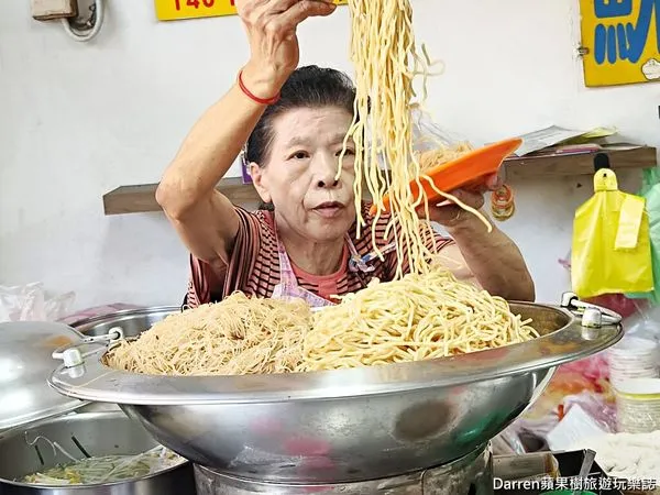 ▲▼「北港大腸豬血湯」桃園早餐推薦，民族路桃園國小後門50年炒麵炒米粉小吃攤。（圖／部落客Darren提供）