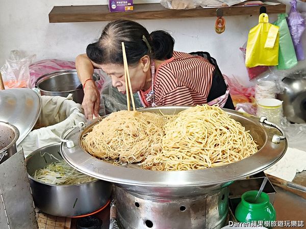 ▲▼「北港大腸豬血湯」桃園早餐推薦，民族路桃園國小後門50年炒麵炒米粉小吃攤。（圖／部落客Darren提供）
