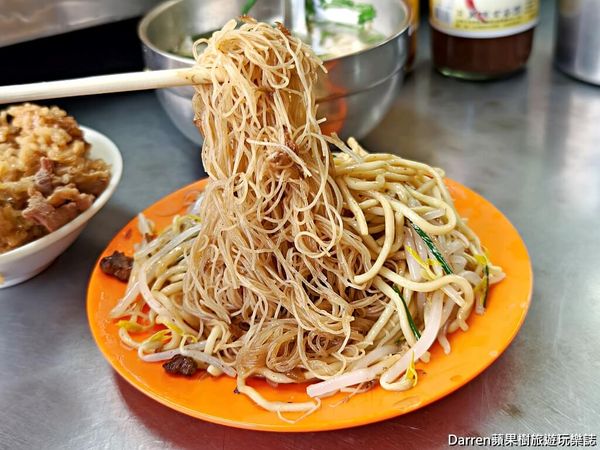 ▲▼「北港大腸豬血湯」桃園早餐推薦，民族路桃園國小後門50年炒麵炒米粉小吃攤。（圖／部落客Darren提供）