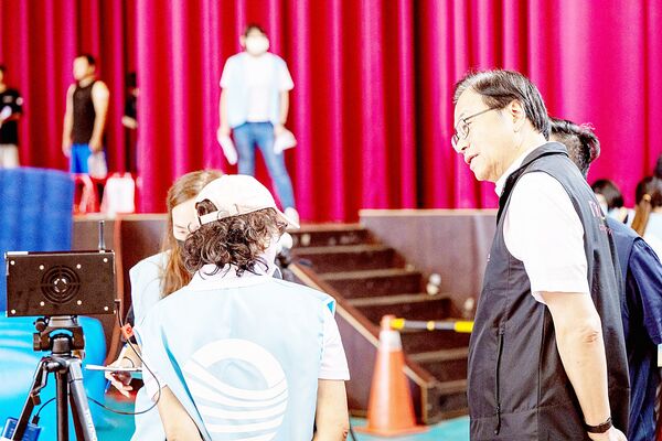 ▲桃園市長張善政今天視察「清潔隊員對外招考體能測驗」試場，並向工作人員打氣問候。（圖／市府新聞處提供）