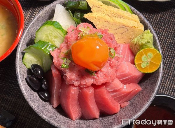 ▲長浜魚屋「黑鮪魚丼」、「松葉蟹丼」、隱藏版豪華海鮮丼」。（圖／業者提供）