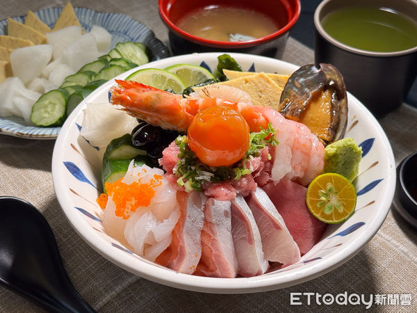 ▲長浜魚屋「黑鮪魚丼」、「松葉蟹丼」、隱藏版豪華海鮮丼」。（圖／業者提供）