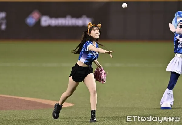 ▲▼ Fubon Angels悍將啦啦隊成員李珠珢開球。（圖／記者李毓康攝）