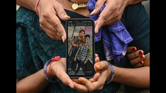 ▲▼印度15歲少年遭墜機事故波及慘死，家屬悲痛欲絕。（圖／翻攝自hindustantimes）