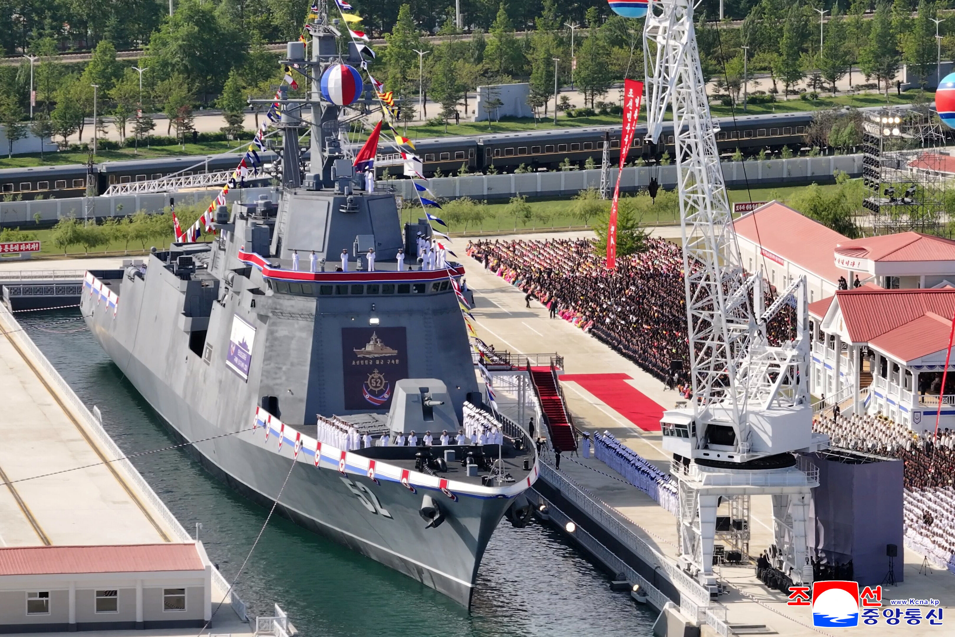 ▲▼金正恩、金主愛12日前往羅津出席新型驅逐艦姜健號下水典禮，該艘驅逐艦曾於5月底在清津下水時破洞。（圖／路透）