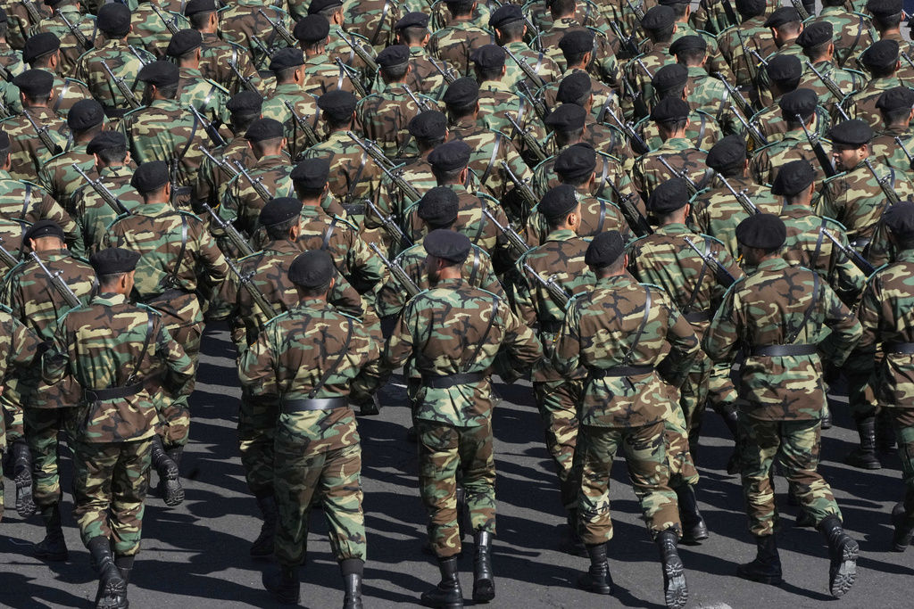 ▲▼伊朗陸軍學員在首都德黑蘭近郊出席國慶閱兵遊行。（圖／達志影像／美聯社）