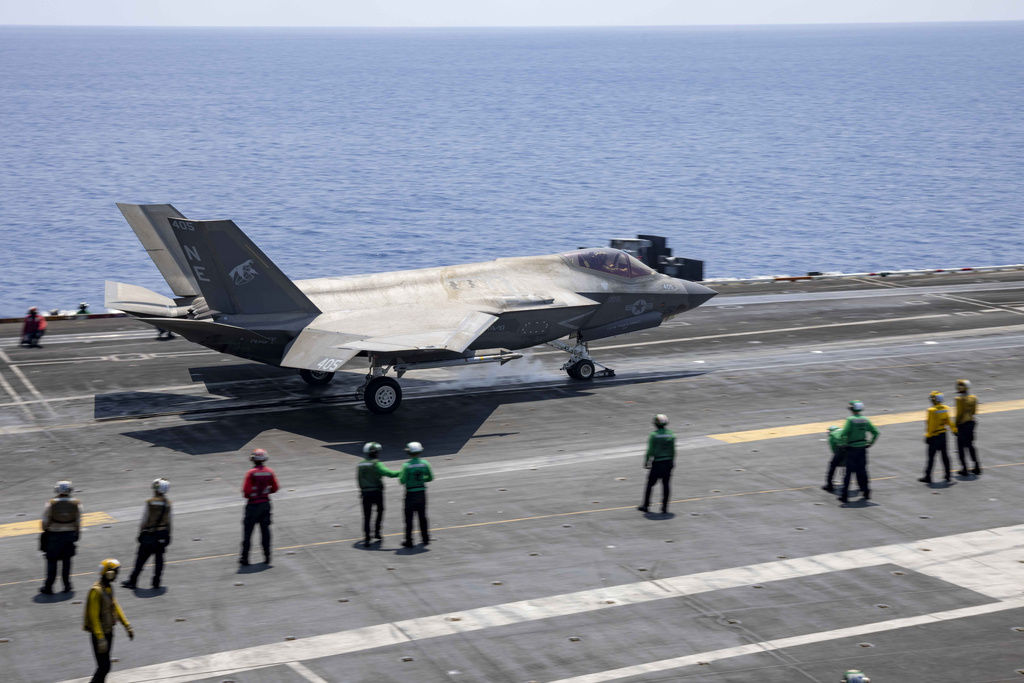 ▲▼美軍核動力航空母艦卡爾文森號抵達中東，F-35C匿蹤戰機執行任務時起飛。（圖／達志影像／美聯社）