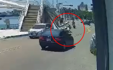 ▲▼高雄女大生騎車不明原因自摔，「倒對向車道」挨撞重傷畫面曝。（圖／記者賴文萱翻攝）