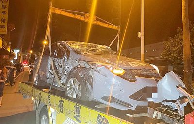 越籍男凌晨載2同鄉「烏龜翻」撞毀5車 疑疲勞駕駛釀3傷