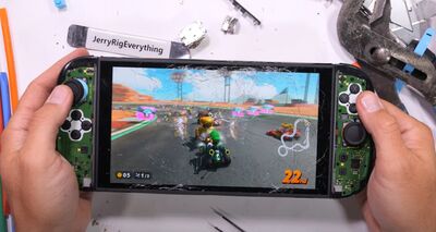 YouTuber暴力拆解Switch 2 狂敲50下喊無敵...但保護膜不能撕