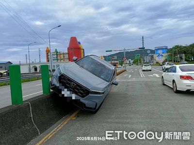 駕駛擦玻璃釀禍!休旅車騎上國道分隔島險側翻 1大1小驚魂