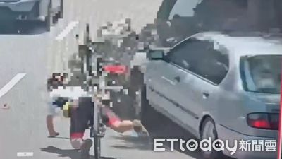 士林轎車失控撞12汽機車 瞬撞影片曝!自行車騎士嚇到慘摔
