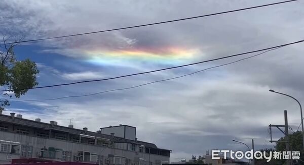▲▼ 雲林斗六市今(14)日上午出現彩虹雲            。（圖／翻攝臉書「斗六人社交圈」網友Ming Yang Chang拍攝）