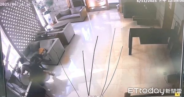 ▲淡水警方先逮捕車手范男，又在附近逮捕準備取款的王男。（圖／記者陸運陞翻攝）