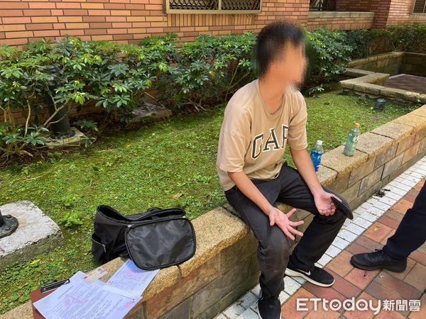 ▲淡水警方先逮捕車手范男，又在附近逮捕準備取款的王男。（圖／記者陸運陞翻攝）