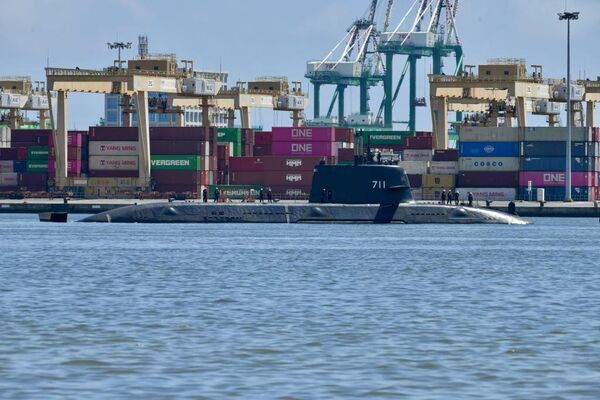 ▲▼海軍SS-711海鯤號潛艦首次離開碼頭，在高雄港內以自主動力浮航測試。（圖／IDF經國號 授權提供）