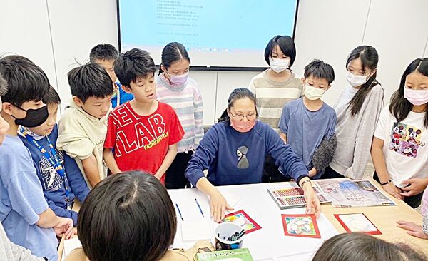 ▲桃園市立圖書館與經國國中聯手主辦，結合康寧、長庚科大跨域資源共同推出結合閱讀、AI與創作的跨域營隊。（圖／桃園市立圖書館提供）