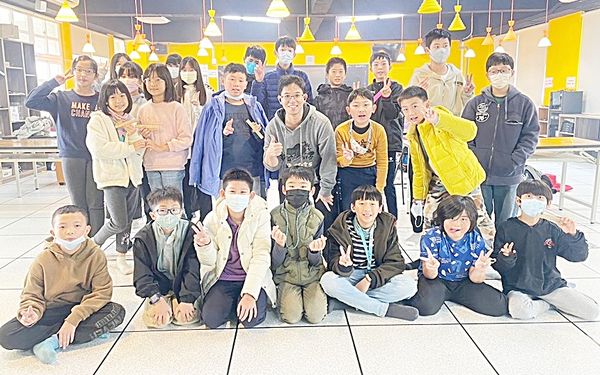 ▲營隊課程可透過觀察、理解、實作，發展個人化的創意作品，打造屬於自己的「故事製造機」。（圖／桃園市立圖書館提供）