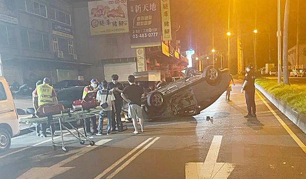 ▲桃園市觀音區成功路今天凌晨發生轎車撞及路旁車輛後翻覆事故，總計波及5輛車輛，幸無人受困受傷，大園警方到場處理。（圖／大園警方提供）