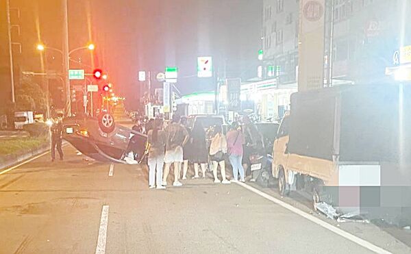 ▲桃園市觀音區成功路今天凌晨發生轎車撞及路旁車輛後翻覆事故，並波及5輛路旁車輛，引起路人圍觀。（圖／大園警方提供）