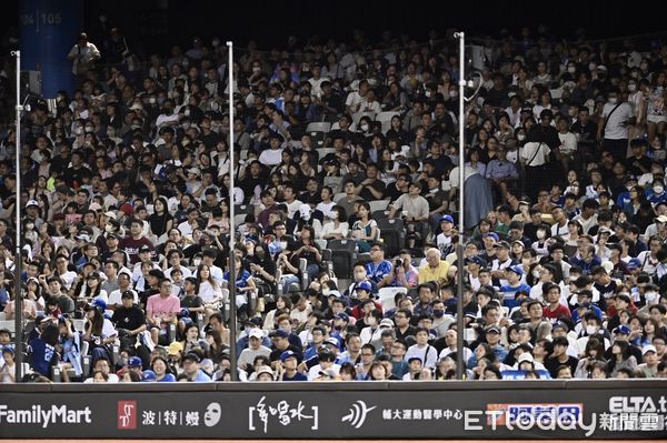 ▲▼ 富邦悍將在大巨蛋連續4天主場賽事，今天對戰樂天桃猿吸引30018位球迷進場，寫下今年悍將隊史主場最多觀眾人數紀錄。（圖／記者李毓康攝）