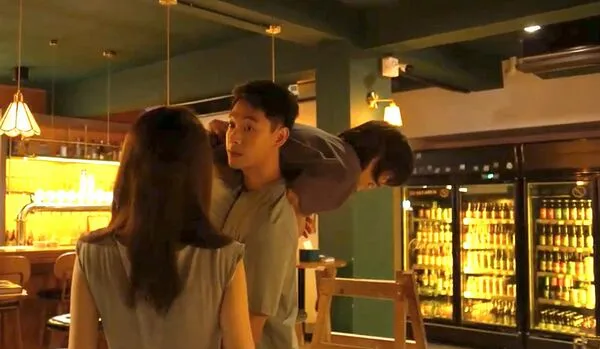 ▲連晨翔劇中單手將丁寧扛上肩膀帶走，事後表示丁寧一點都不重。（圖／公視台語台、華視提供）