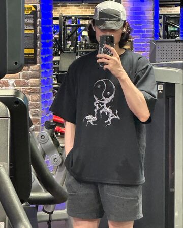 ▲許光漢和章廣辰穿同款衣服，背景都在健身房。（圖／翻攝自IG）
