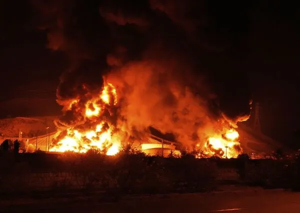 ▲▼伊朗首都德黑蘭一處儲油設施疑似遭到以色列空襲，火光沖天。（圖／達志影像／美聯社）