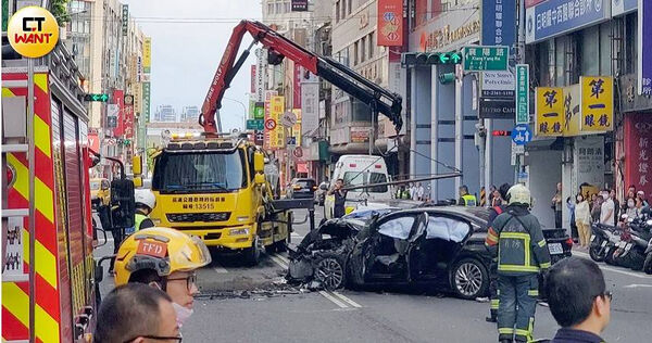 當汽車在路上拋錨或發生車禍時，通常需由救援拖吊車協助排除事故車輛，以儘速恢復路段交通順暢。（示意圖／薛孟杰攝）