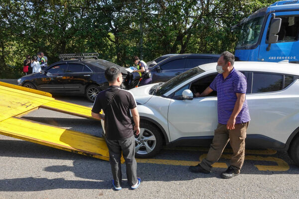 拖吊車在作業時需以後車斗將事故車輛翹起，因此車身本體必須具備一定重量，才能穩定支撐吊掛力道，避免造成車斗斷裂。（示意圖／報系資料照）
