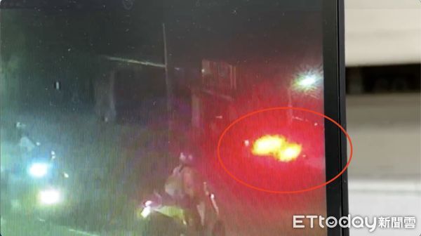 ▲不明人士開車衝撞神壇大門，然後衝進去砸毀神像            。（圖／記者吳奕靖翻攝）