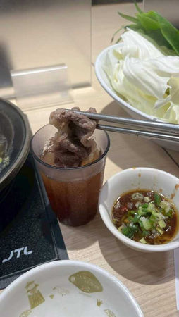 網路上出現牛肉沾檸檬冰沙吃法。（圖／翻攝Dcard）