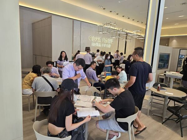 ▲▼         房市低溫中逆勢吸客！「中山鉑悦」精裝修＋家電方案熱賣　假日看屋人潮湧現    。（圖／業者）