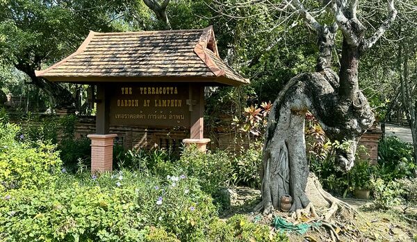 ▲▼泰國清邁美食「The Terracotta Garden at Lamphun」南奔百年古剎咖啡店，古蹟露天戶外座位超有fu。（圖／部落客小虎提供）