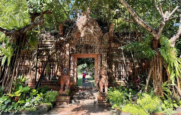 ▲▼泰國清邁美食「The Terracotta Garden at Lamphun」南奔百年古剎咖啡店，古蹟露天戶外座位超有fu。（圖／部落客小虎提供）