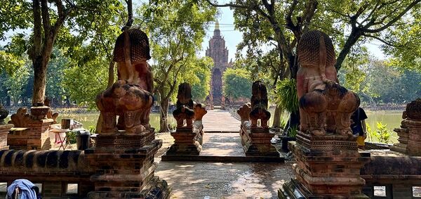 ▲▼泰國清邁美食「The Terracotta Garden at Lamphun」南奔百年古剎咖啡店，古蹟露天戶外座位超有fu。（圖／部落客小虎提供）