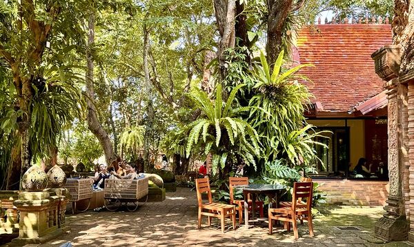 ▲▼泰國清邁美食「The Terracotta Garden at Lamphun」南奔百年古剎咖啡店，古蹟露天戶外座位超有fu。（圖／部落客小虎提供）