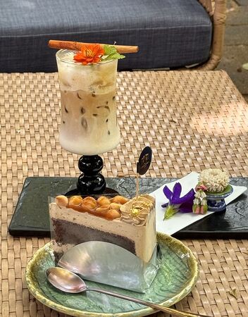 ▲▼泰國清邁美食「The Terracotta Garden at Lamphun」南奔百年古剎咖啡店，古蹟露天戶外座位超有fu。（圖／部落客小虎提供）