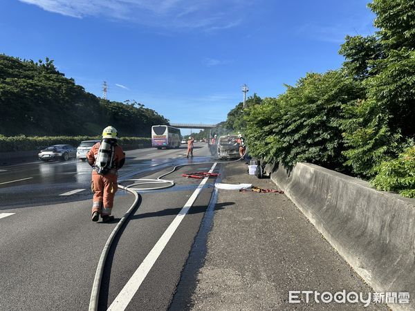 ▲▼ 國道1號南下107.2公里新竹寶山路段今日發生一起火燒車事件   。（圖／記者楊永盛翻攝）