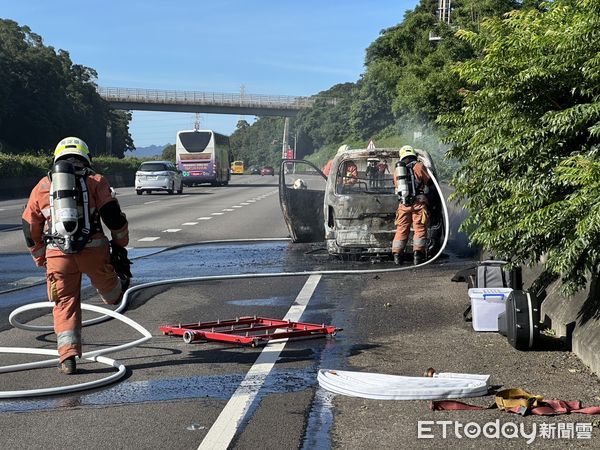 ▲▼ 國道1號南下107.2公里新竹寶山路段今日發生一起火燒車事件   。（圖／記者楊永盛翻攝）