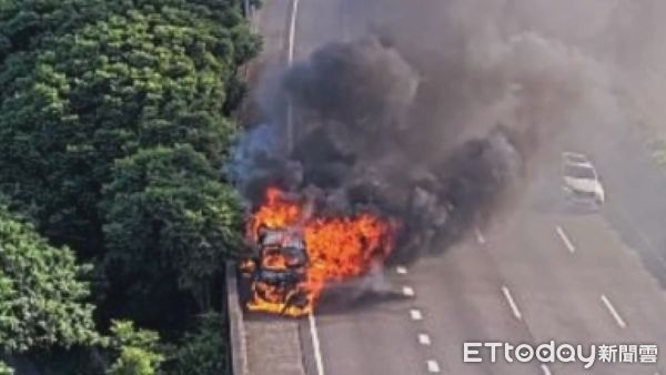 ▲▼ 國道1號南下107.2公里新竹寶山路段今日發生一起火燒車事件   。（圖／記者楊永盛翻攝）