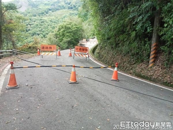 ▲▼南橫公路梅山段驚傳路面崩塌　雙向交通中斷！現場畫面曝光。（圖／記者賴文萱翻攝）