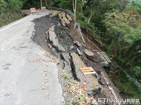 ▲▼南橫公路梅山段驚傳路面崩塌　雙向交通中斷！現場畫面曝光。（圖／記者賴文萱翻攝）