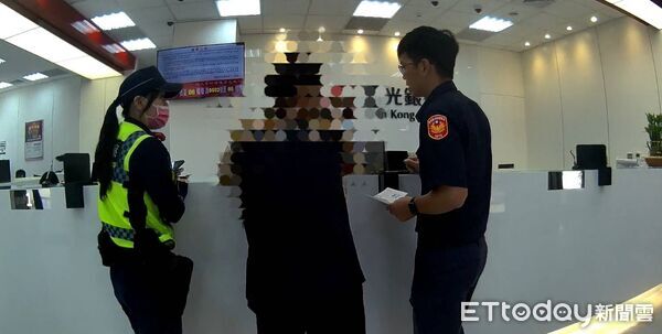 ▲東港警分局員警成功勸阻黃男被騙。（圖／記者陳崑福翻攝）