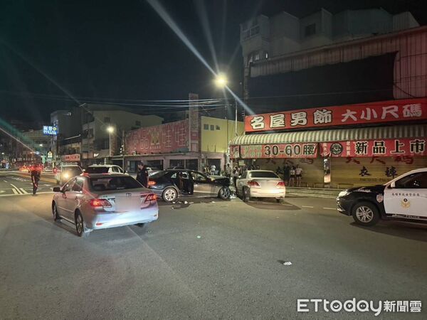 ▲▼黃姓女子駕駛賓士車左轉光復路二段與中山西路口時，疑闖紅燈，直接撞上對向直行而來的廖姓男子轎車，造成2車車頭毀，廖男右腳骨折。（圖／記者吳世龍翻攝）
