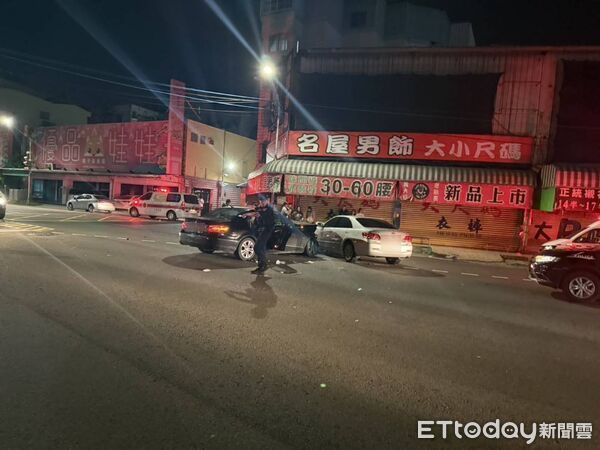 ▲▼黃姓女子駕駛賓士車左轉光復路二段與中山西路口時，疑闖紅燈，直接撞上對向直行而來的廖姓男子轎車，造成2車車頭毀，廖男右腳骨折。（圖／記者吳世龍翻攝）
