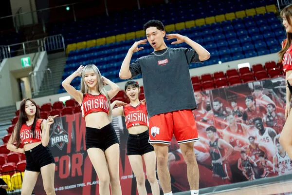 ▲台北戰神球迷感謝會，雷蒙恩大秀熱舞、啦啦隊女神橘兒正式告別舞台。（圖／戰神提供）