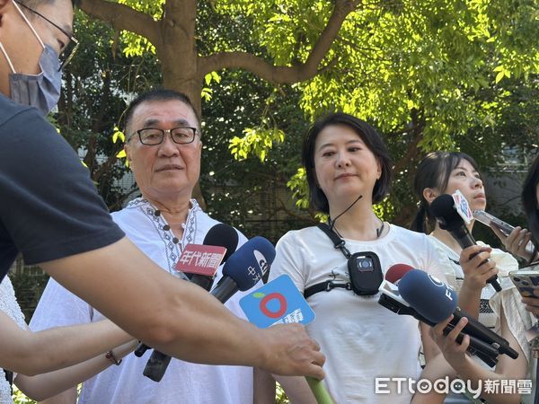 ▲▼ 李四川陪王鴻薇掃街，遇民眾嗆「大罷免大成功」 。（圖／記者崔至雲攝）