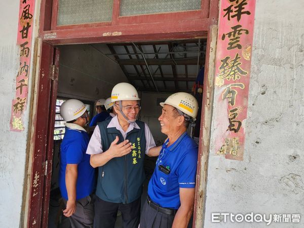▲市長夫人劉育菁親赴麻豆送上荔枝與冰品，慰勞冒高溫作業的修繕志工。（記者林東良翻攝，下同）