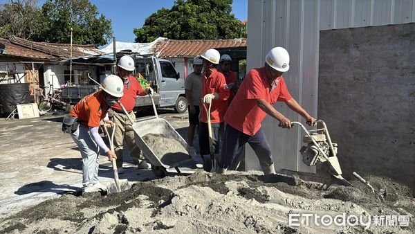 ▲市長夫人劉育菁親赴麻豆送上荔枝與冰品，慰勞冒高溫作業的修繕志工。（記者林東良翻攝，下同）